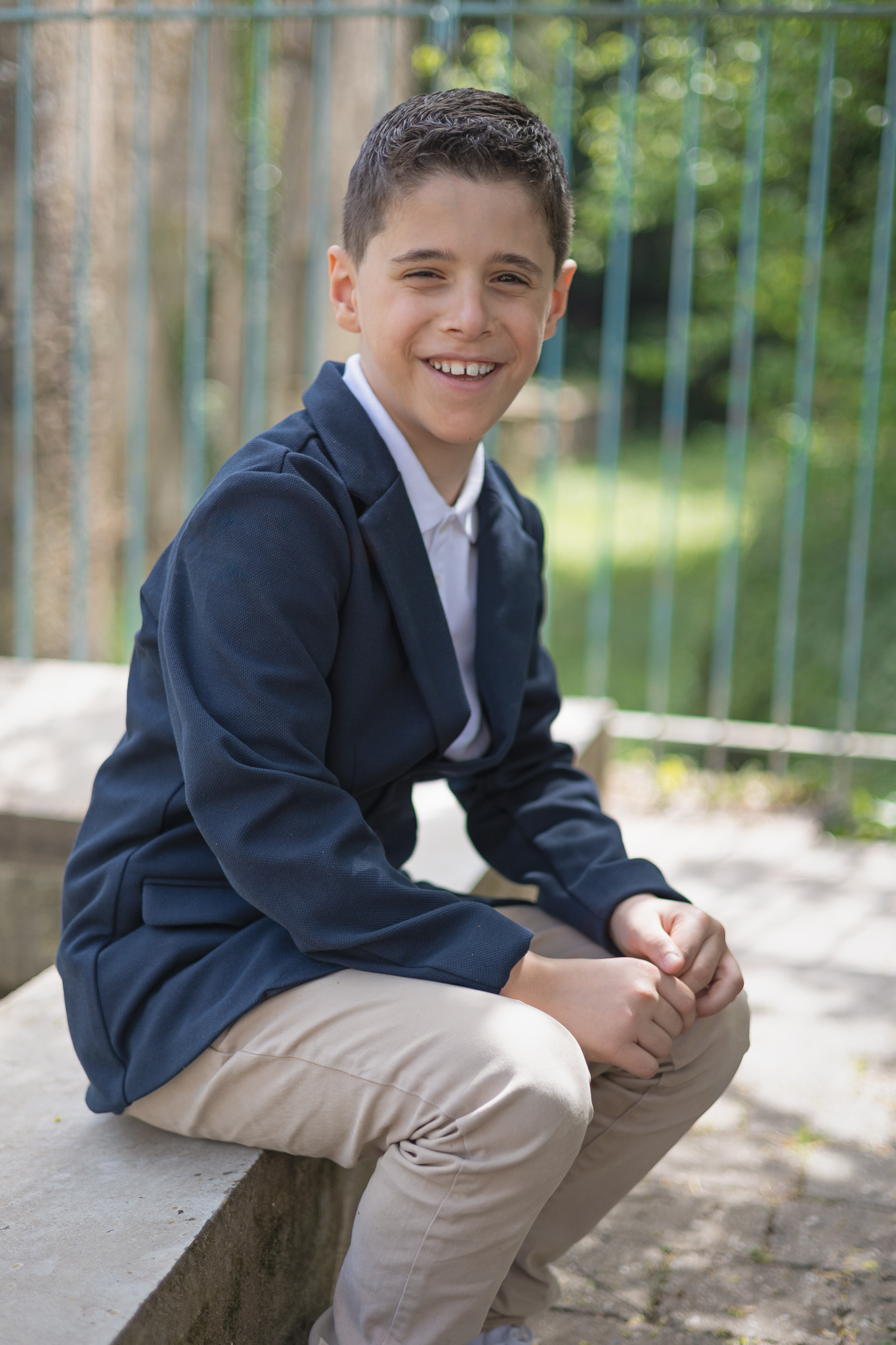 photo en extérieur d'un garçon pour sa communion