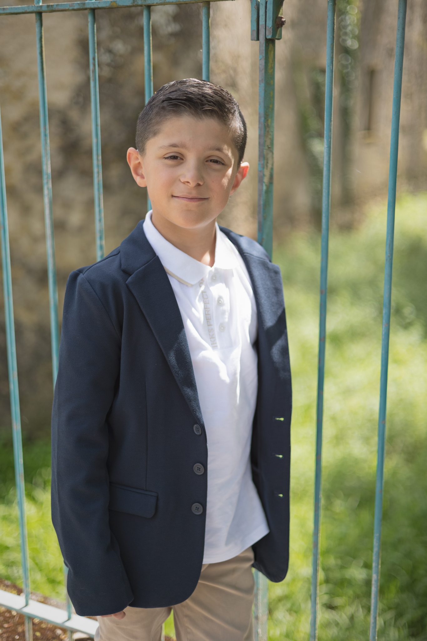 photo d'un garçon pour sa communion dans un parc