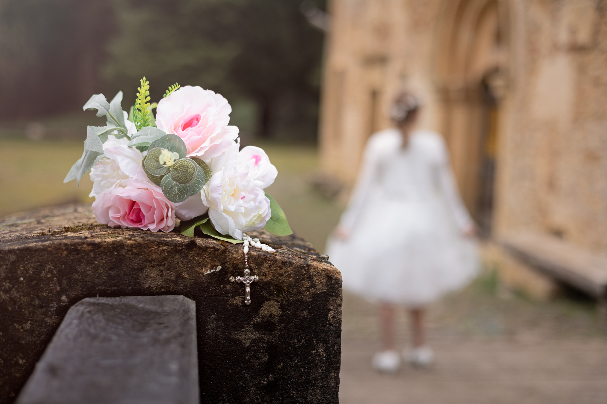 photo d'un bouquet de fleur avec une fillette en arrière plan pour sa communion