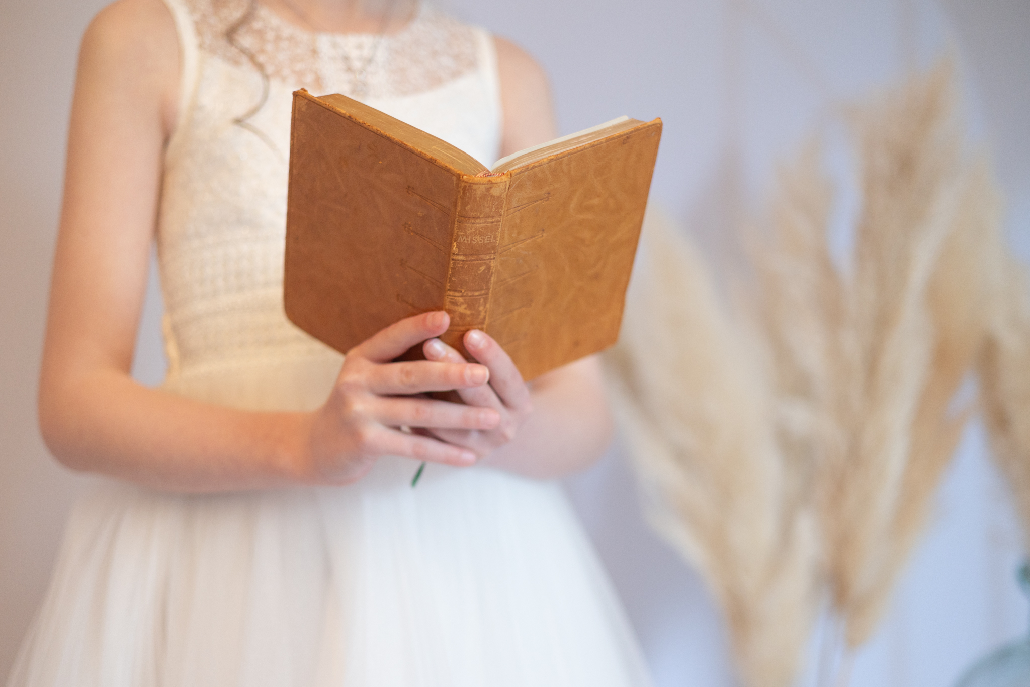 photo d'une bible tenues dans les mains d'une fille pour sa communion