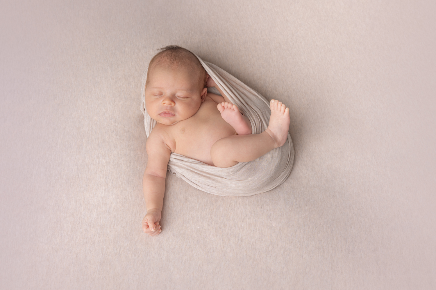 Bébé endormi en studio pour une séance photo naissance