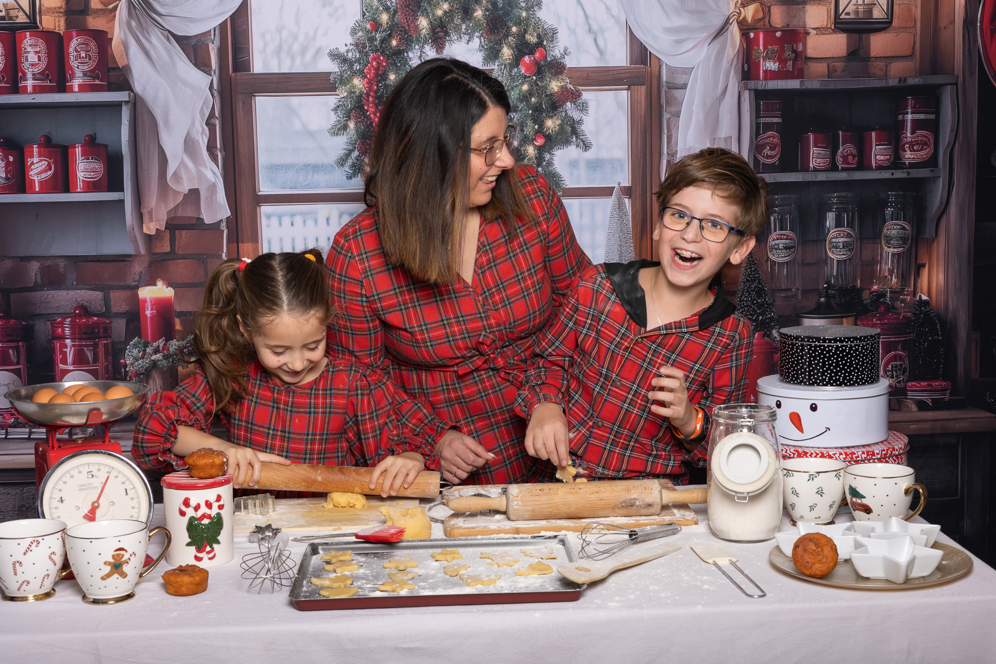 Séance photo de noël en studio, une maman cuisine avec ses enfants
