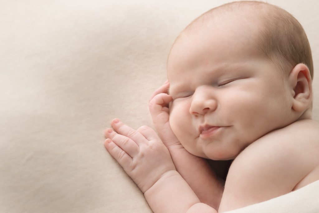 séance photo naissance en studio , zoom sur le visage du bébé
