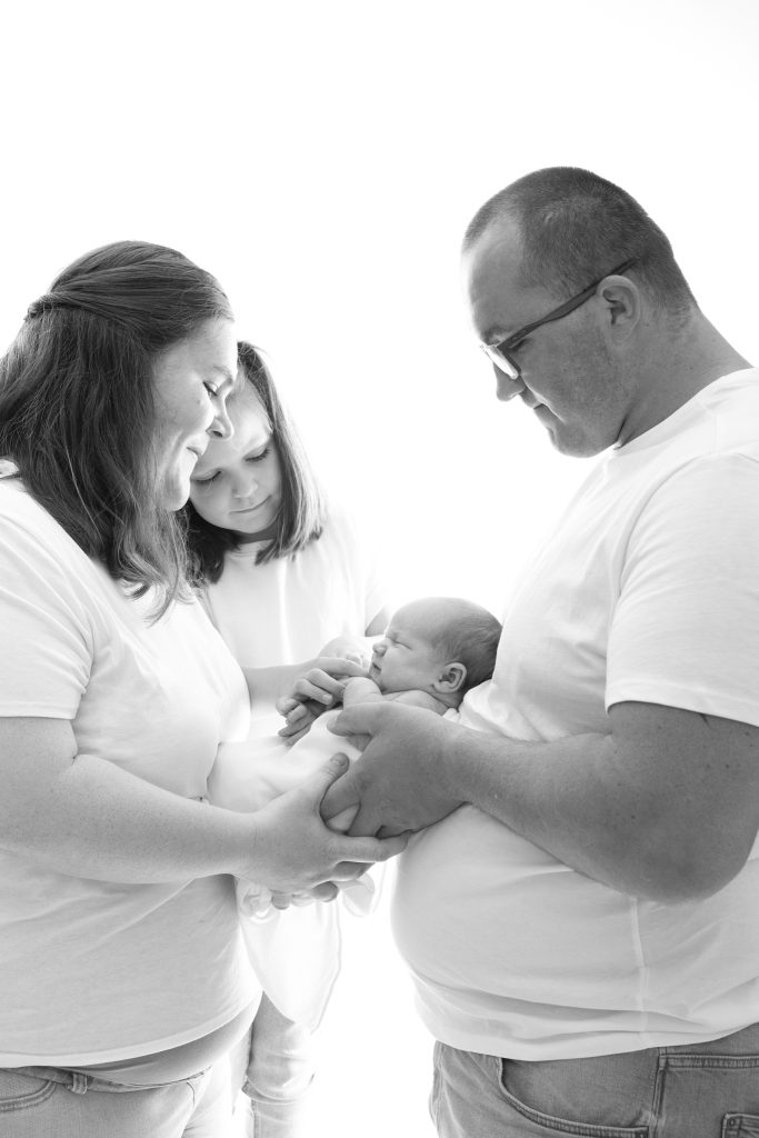 Photo de famille en studio pour une naissance
