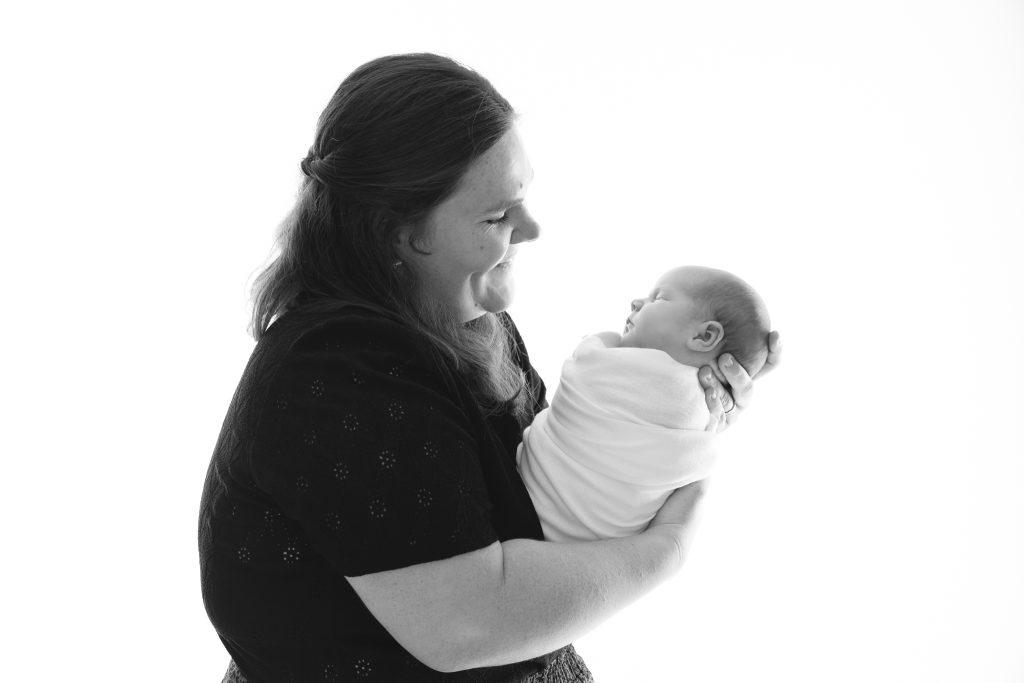 photo de naissance la maman regarde son fils