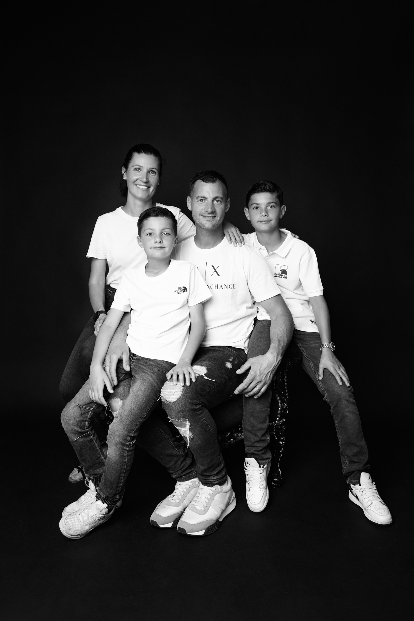 photo de famille en studio en noir et blanc