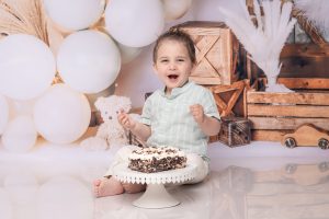 enfant de deux ans qui rigole pour une séance en studio