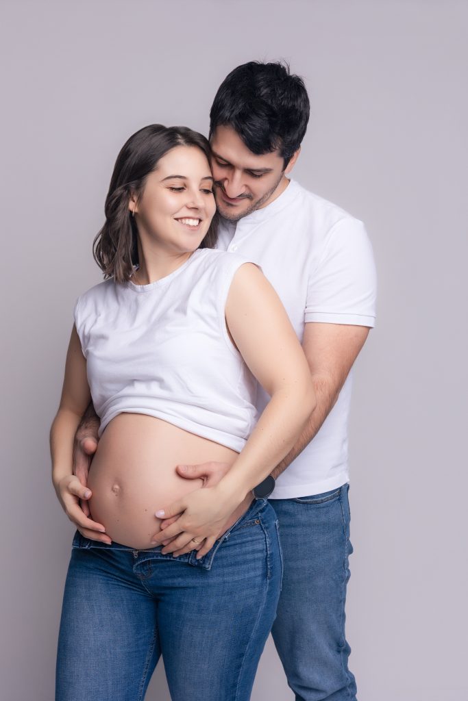 séance de couple en studio pour une grossesse , habillés en jeans