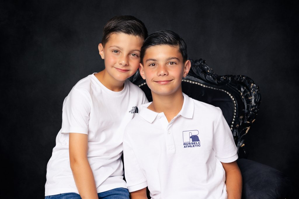 deux frères en studio photo sur un fond noir