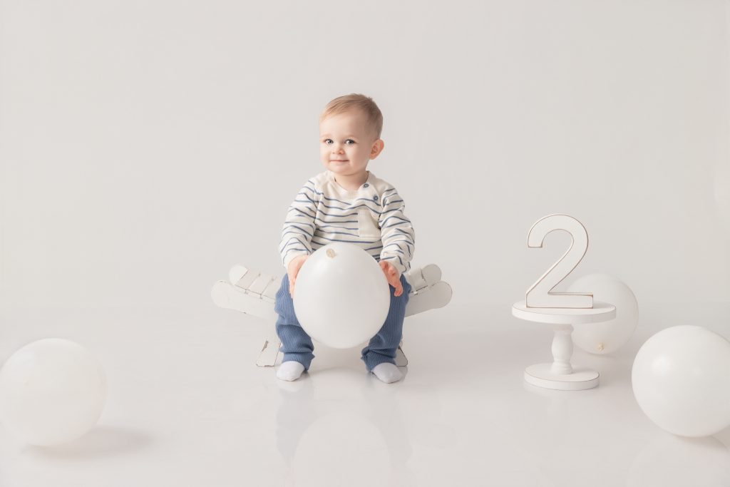 photo en studio enfant qui fête ses deux ans