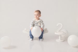 photo en studio enfant qui fête ses deux ans