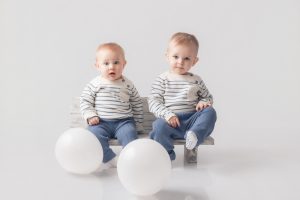deux frères bébés en studio habillés pareil