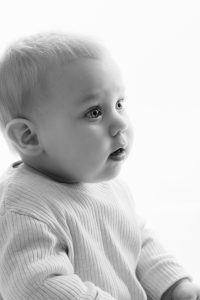 Portrait de prof d'un jeune enfant en noir et blanc