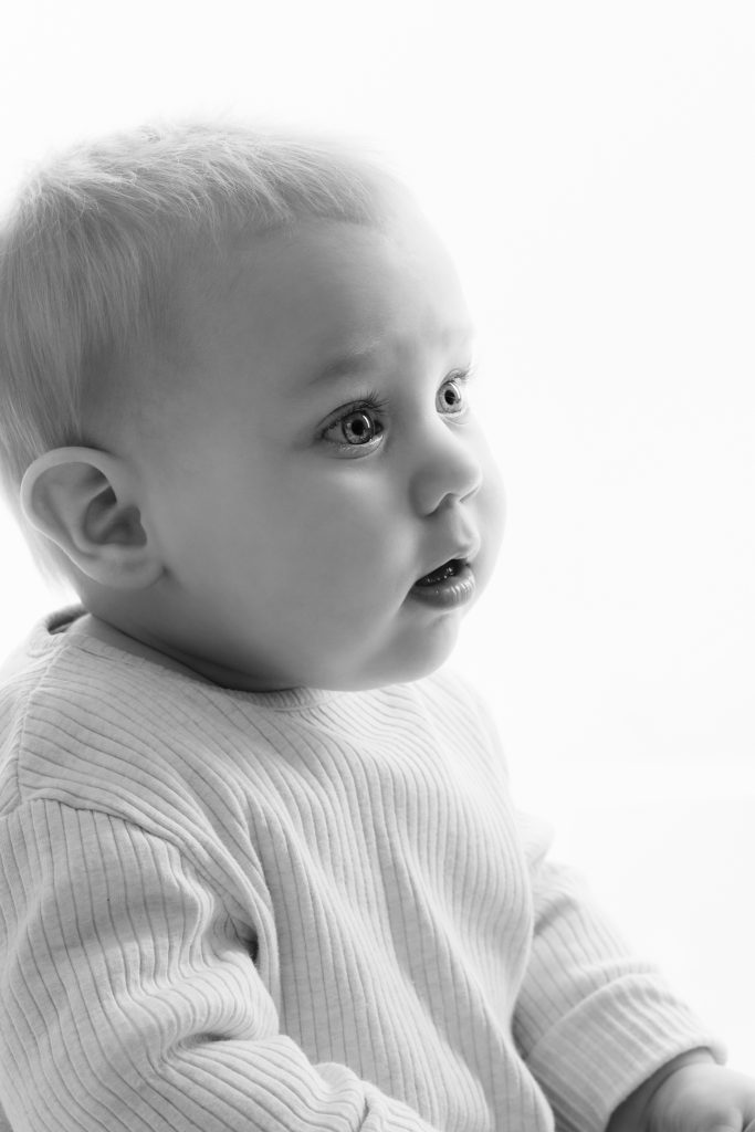Portrait de prof d'un jeune enfant en noir et blanc