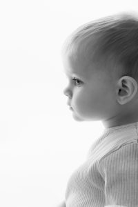 Portrait de prof d'un jeune enfant en noir et blanc