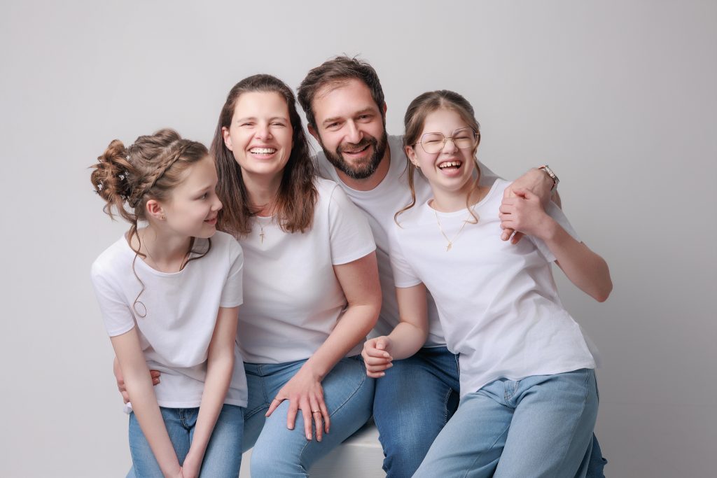 photo en studio d'une famille qui rigole