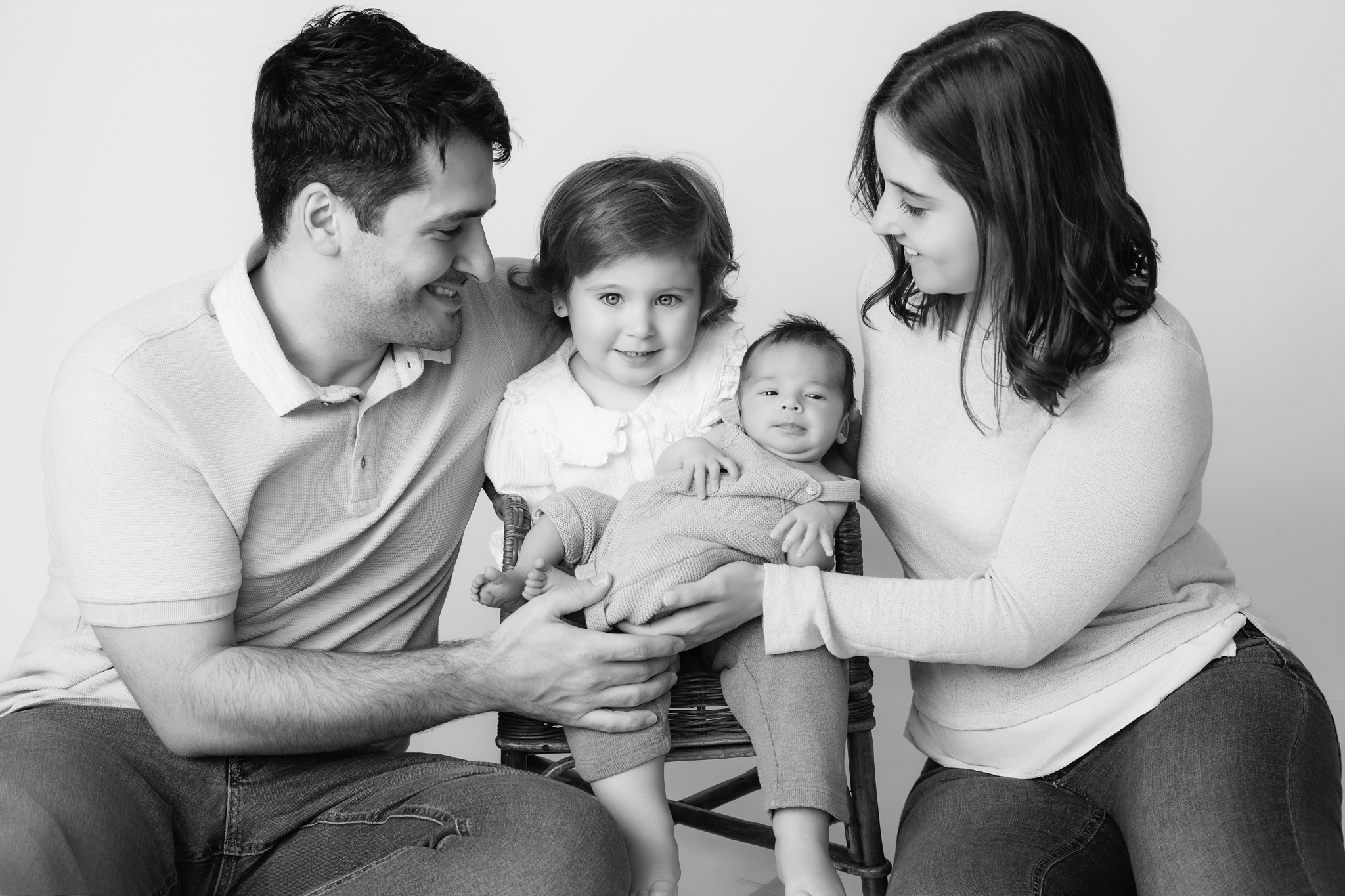 Photo de famille en studio pour la naissance d'un bébé