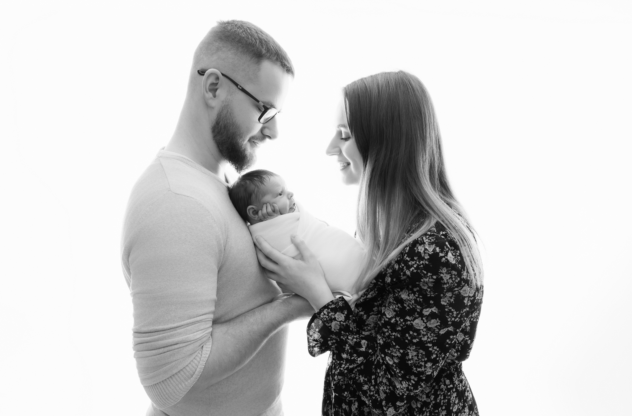 photographe-famille-naissance-florange-thionville Photo d'un nouveau né dans les bras de ses parents