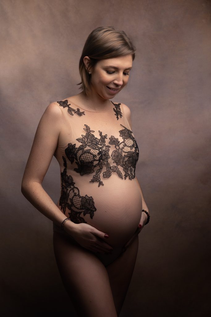 future maman en body qui regarde son ventre