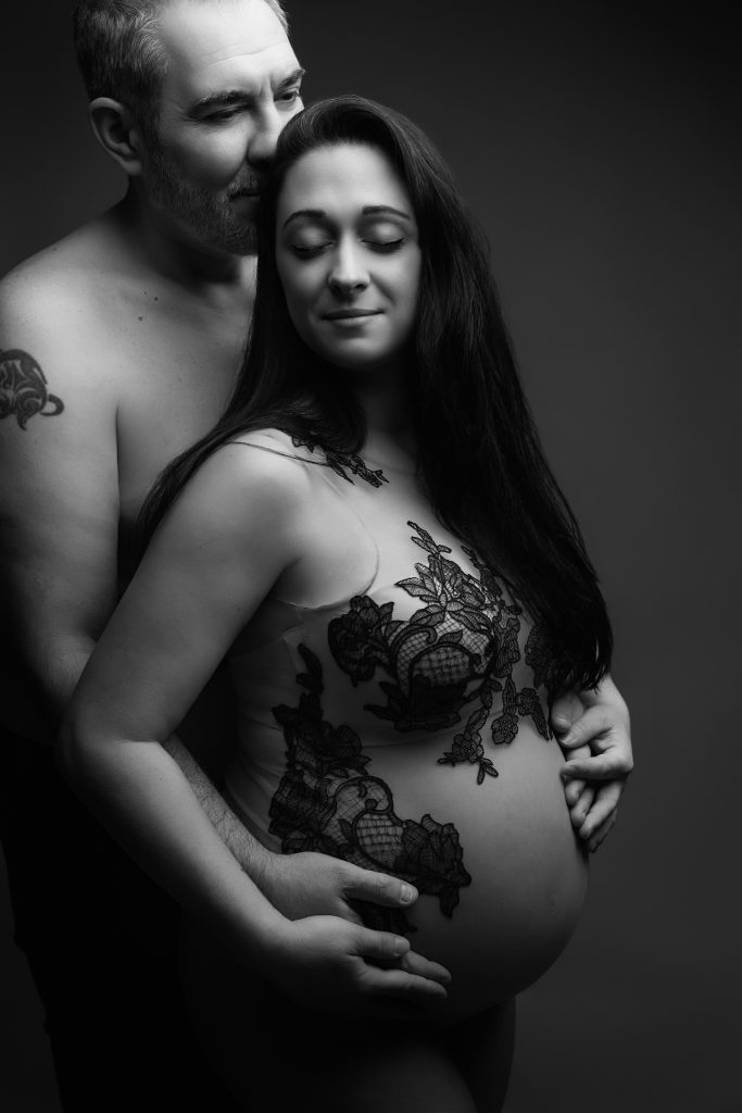 Couple en studio pour une séance photo pour une grossesse