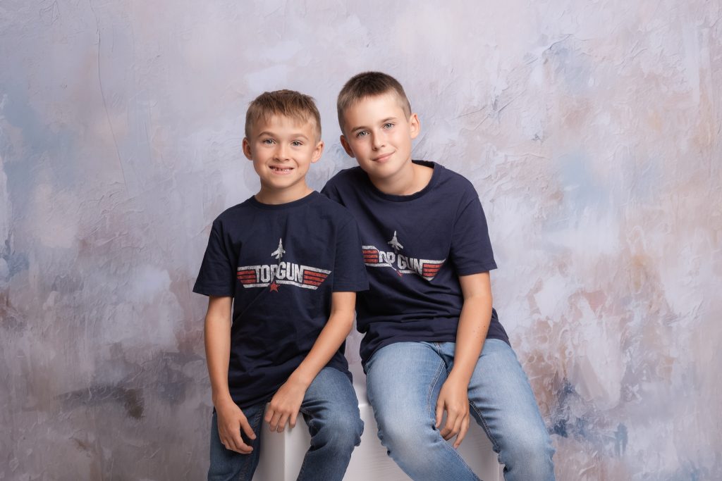 deux frères en studio photo en jeans