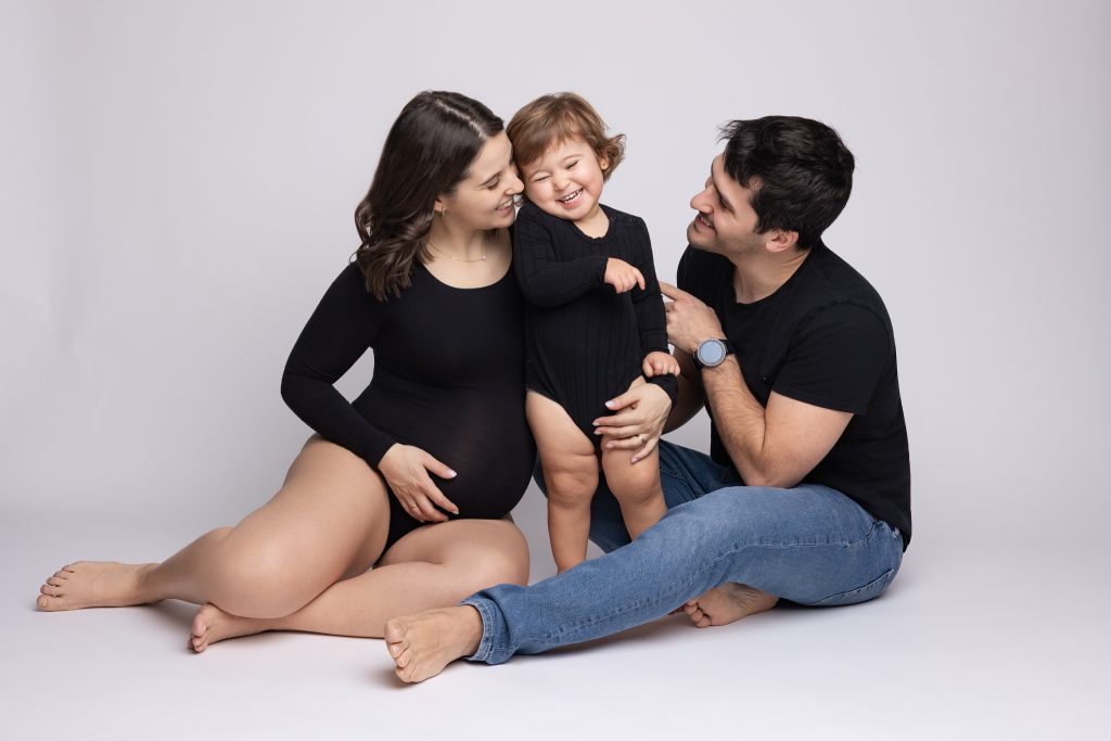 photo en studio d'une famille pour une grossesse