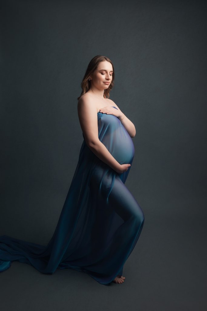 femme enceinte pour un shooting photo en voile bleu