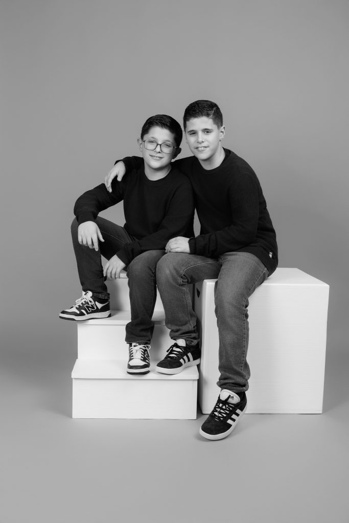 deux frères en shooting en studio chez un photographe
