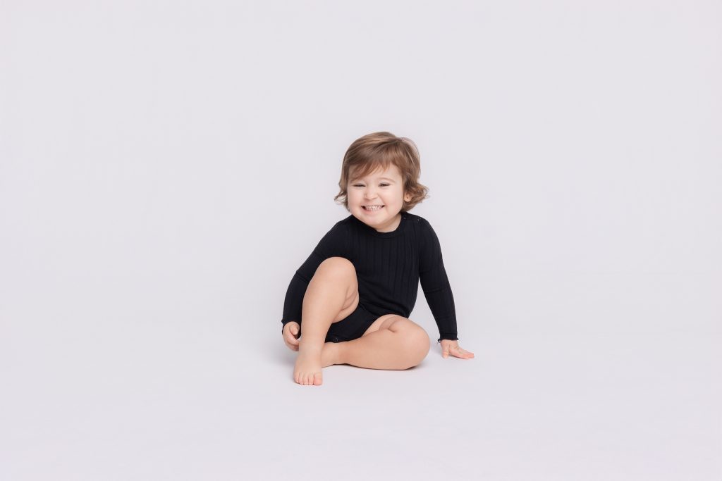 seance photo en studio d'un enfant de deux ans sur un fond blanc