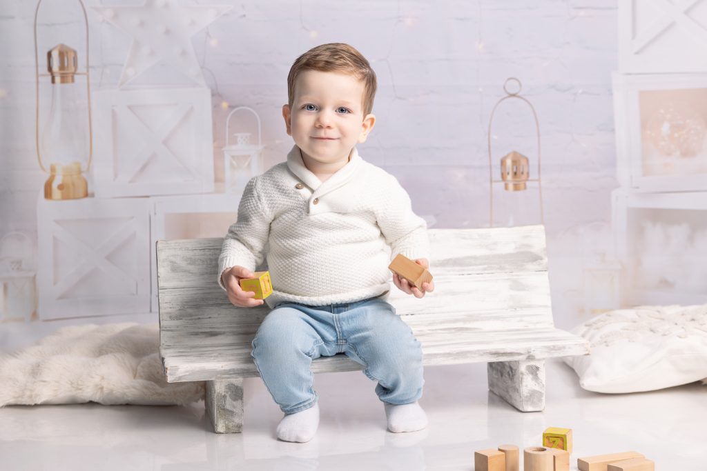 seance photo en studio d'un enfant avec un décor enfant