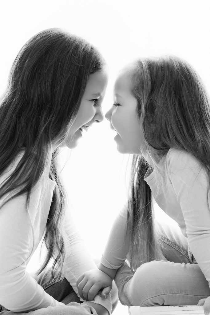 deux soeurs face à face en séance en studio photo