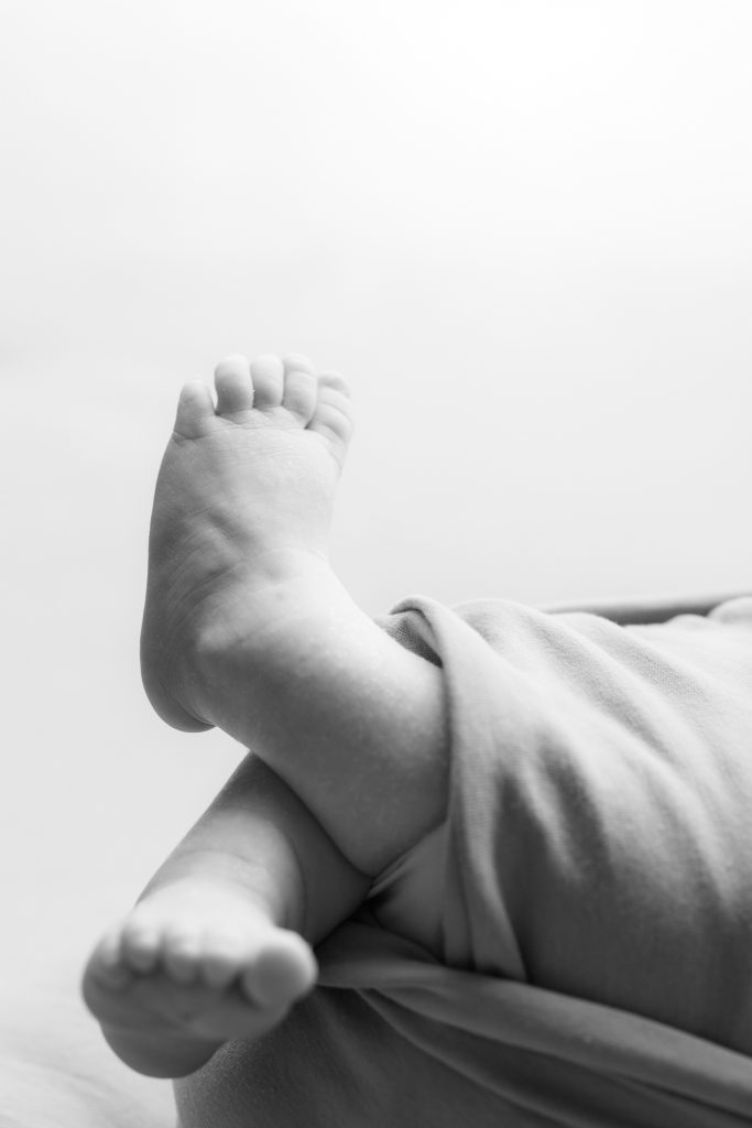 détails de pieds en séance photo nouveau-né en studio