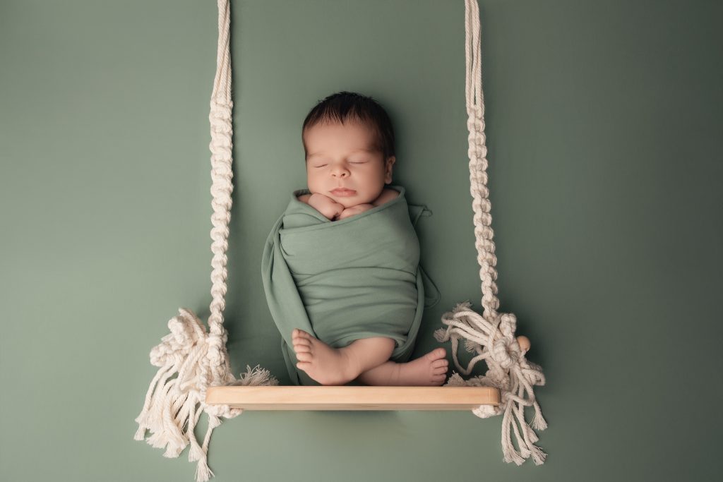séance photo bébé sur une balançoire