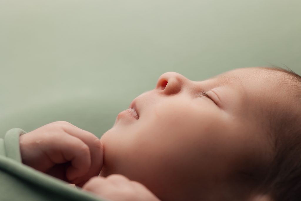 petits détails de visage d'un nouveau-né lors d'une séance en studio
