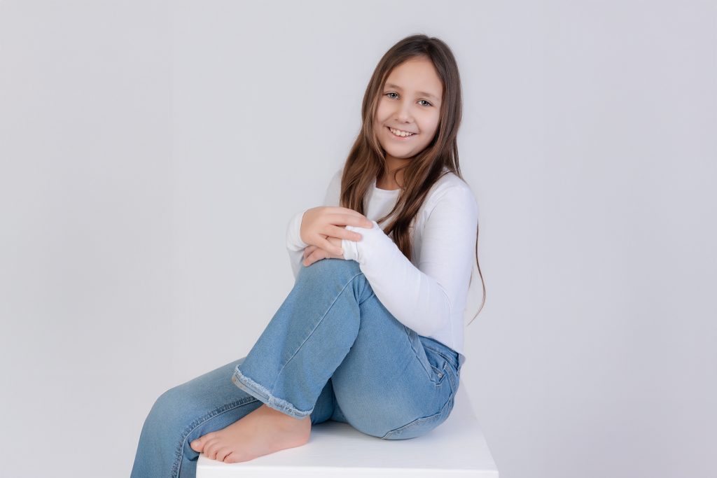 seance photo en studio fille en jeans et tee shirt blanc
