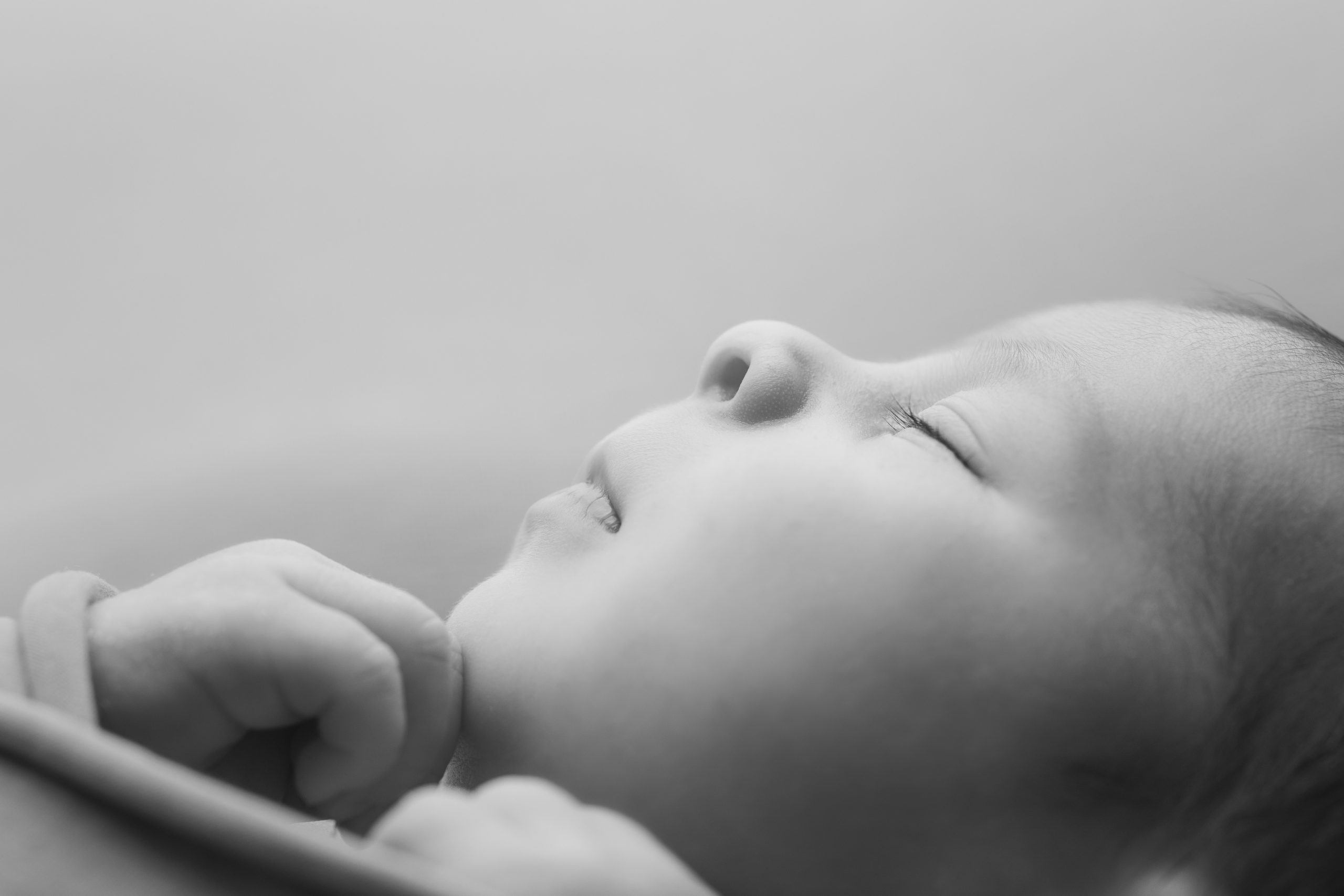 Séance photo en studio de nouveau né , petit détails des yeux nez et bouche