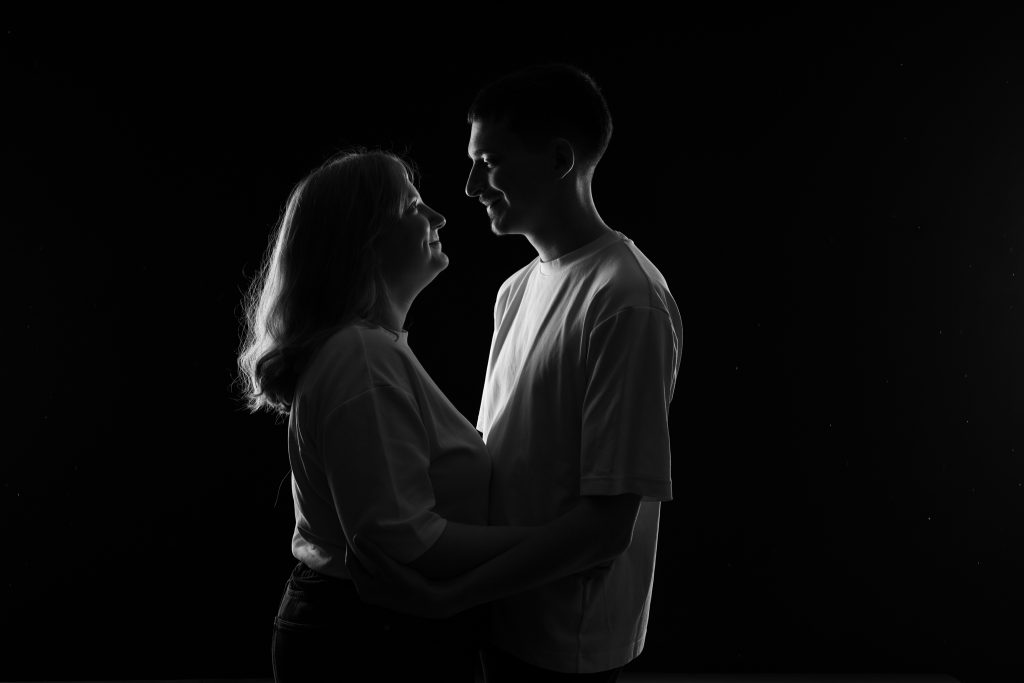 photo couple en noir et blanc , face à face 