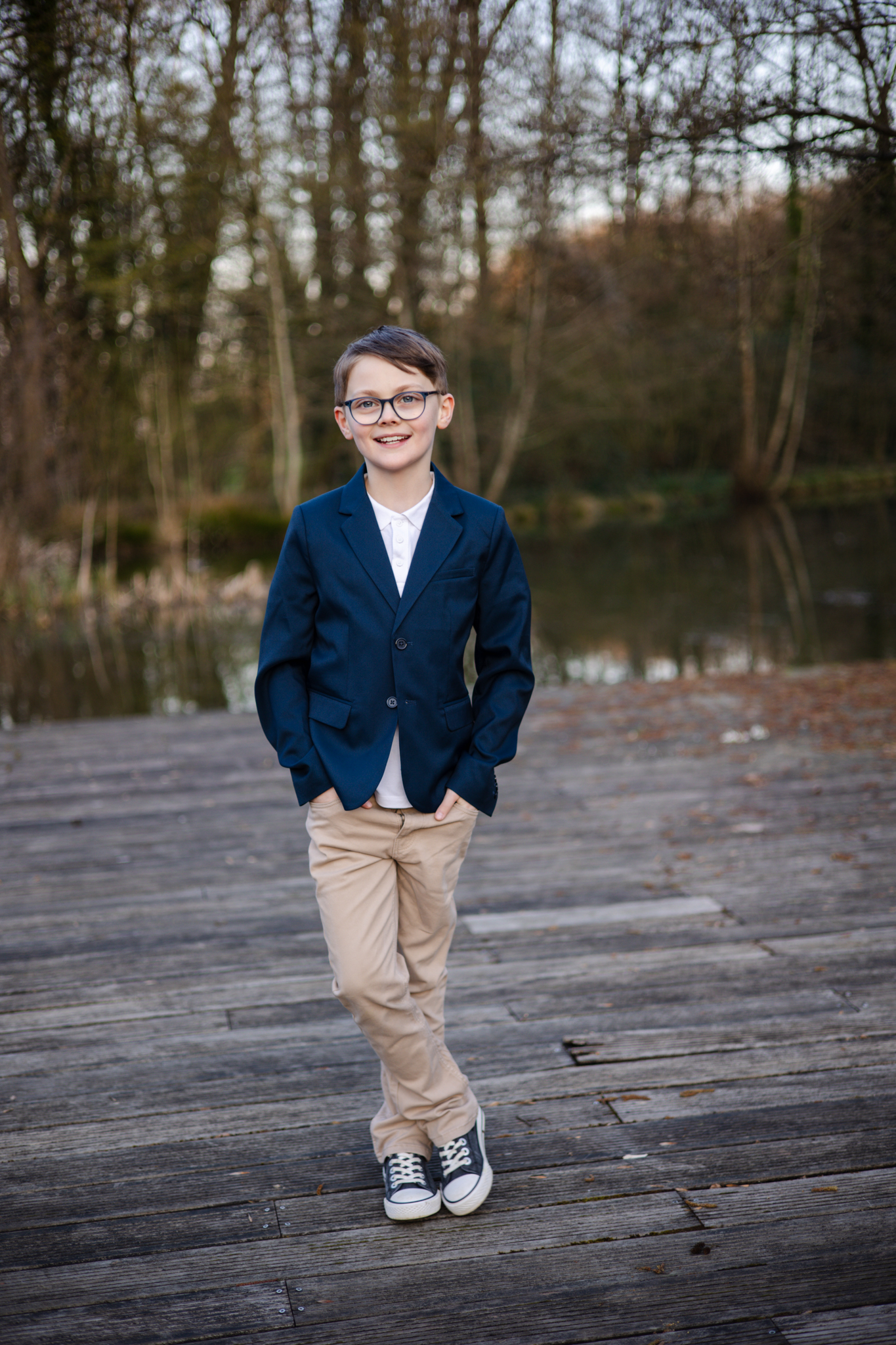 photo d'un garçon pour sa communion au bord de l'eau