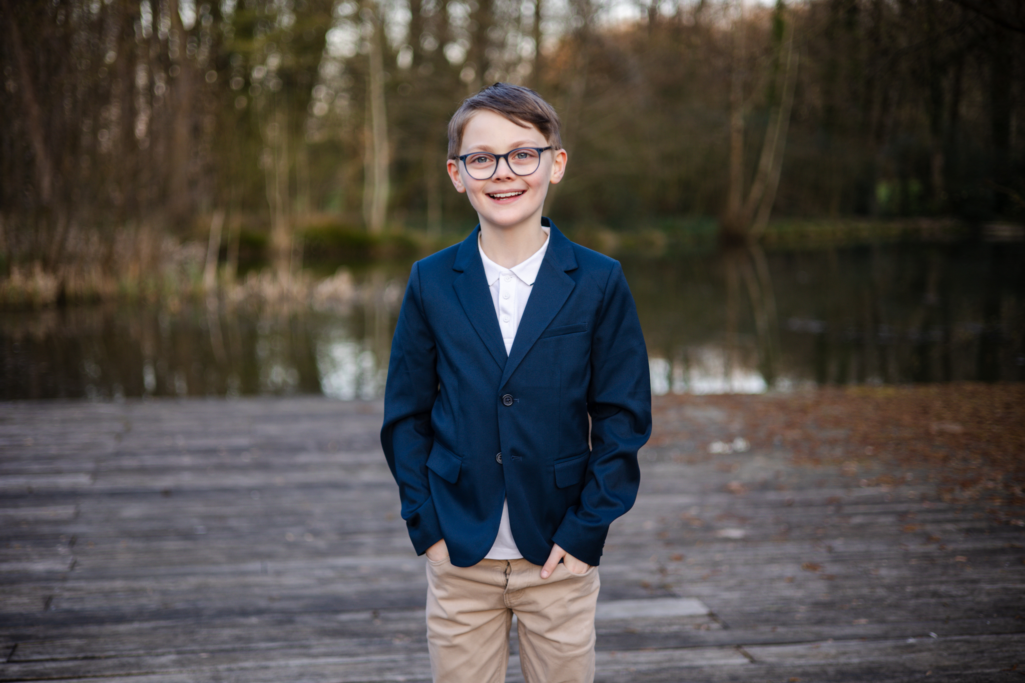 photo d'un garçon pour sa communion au bord de l'eau