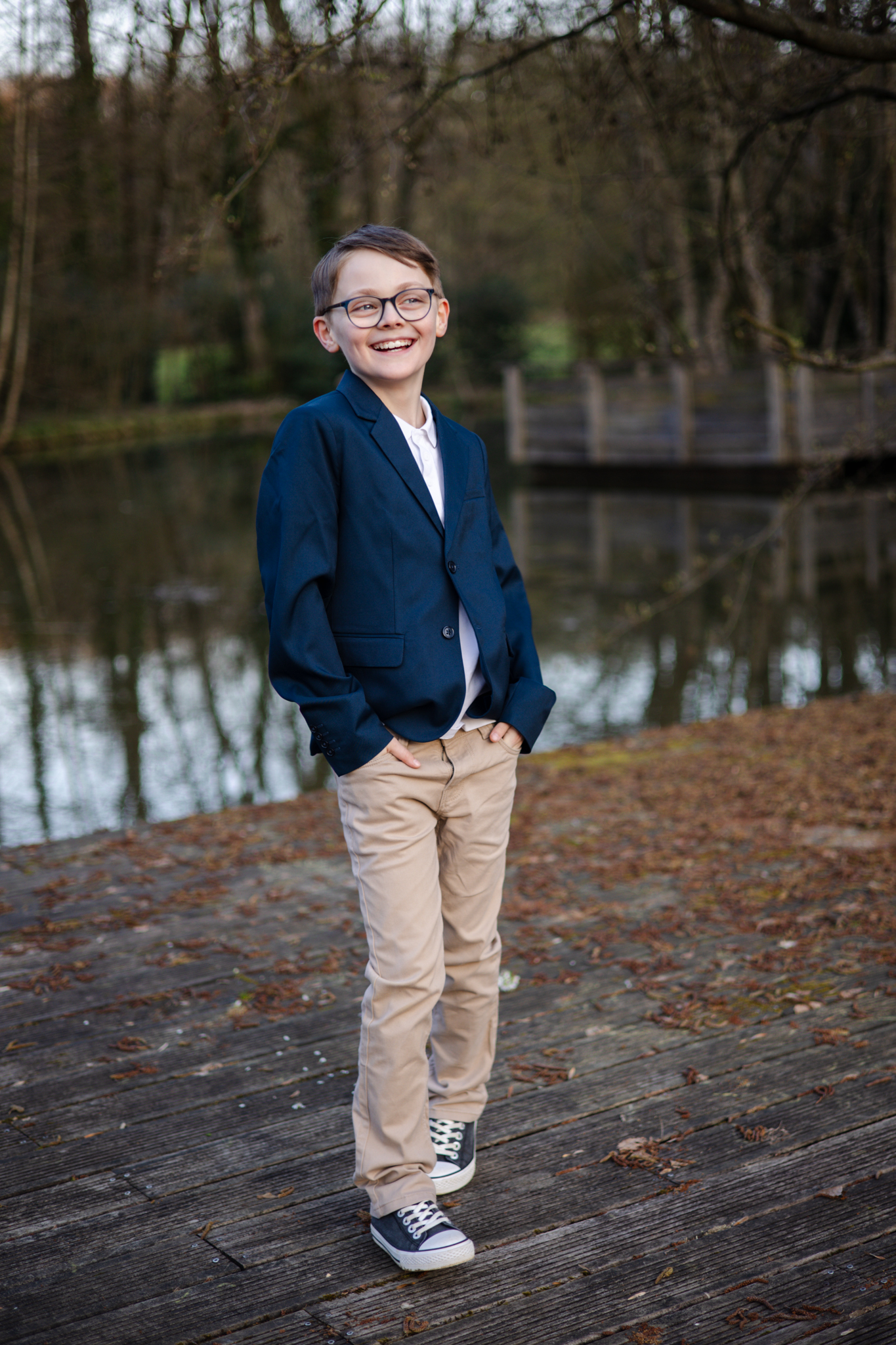 photo d'un garçon pour sa communion au bord de l'eau