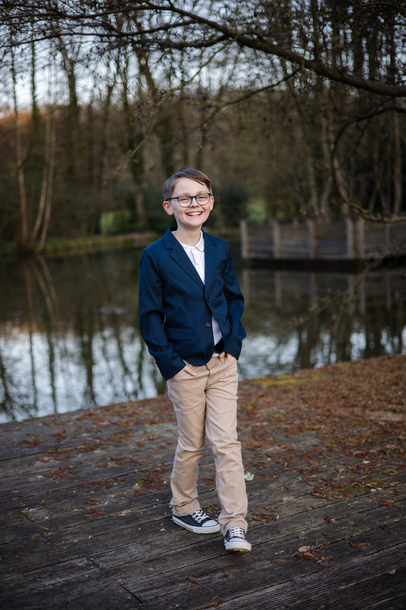 photo d'un garçon pour sa communion au bord de l'eau