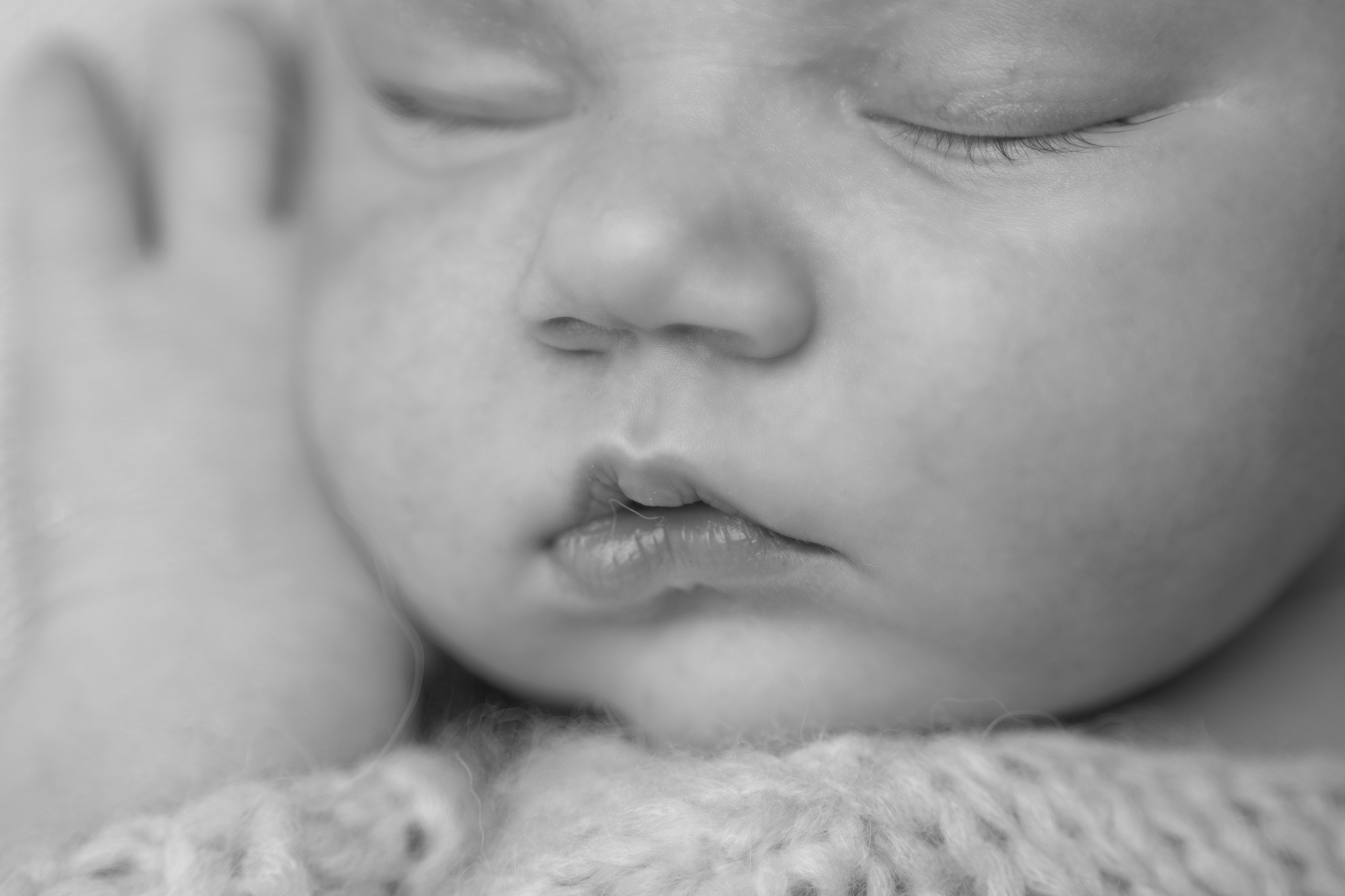 photo d'un nouveau-né , gros plan sur les détails de bouche nez et yeux