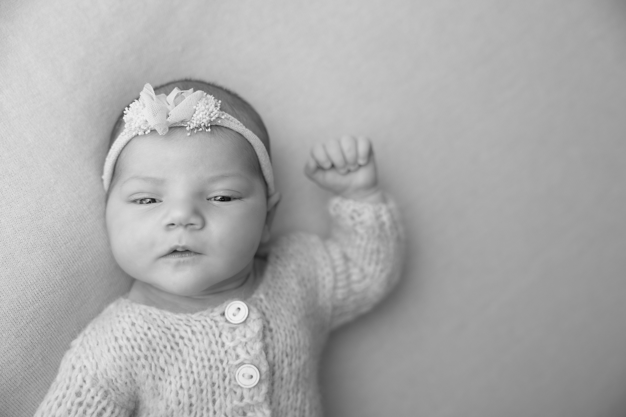 photo d'un bébé bras en l'air lors d'une séance photo en studio