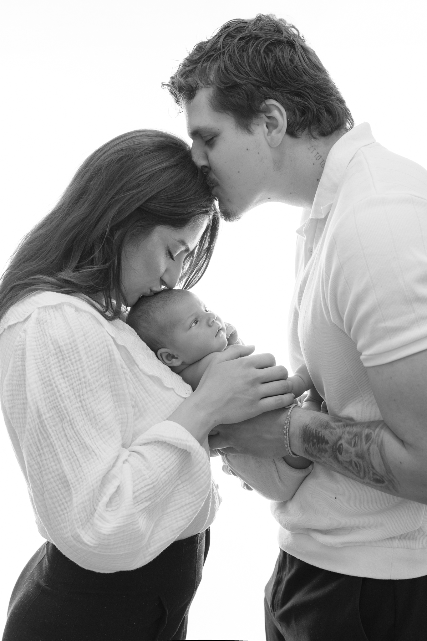 photo de parents lors d'une séance photo naissance en studio